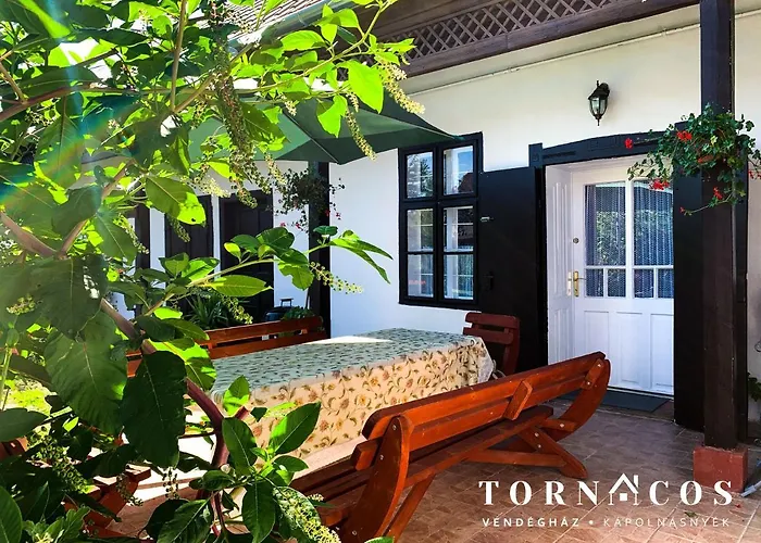 Tornacos Vendeghaz * Kápolnásnyék